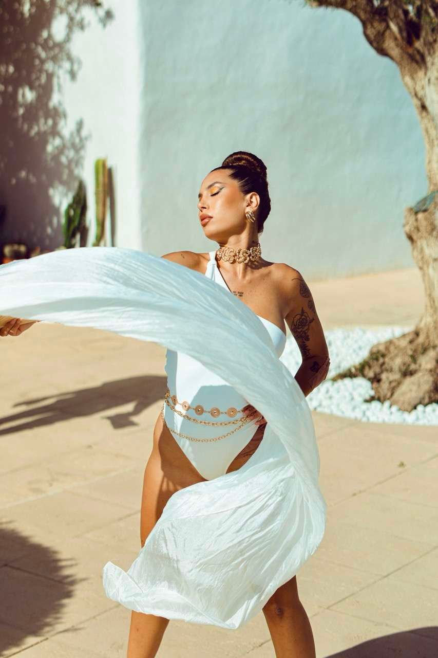 Performance dancers and entertainment artists in Ibiza for exclusive dinners organized by event production companies.